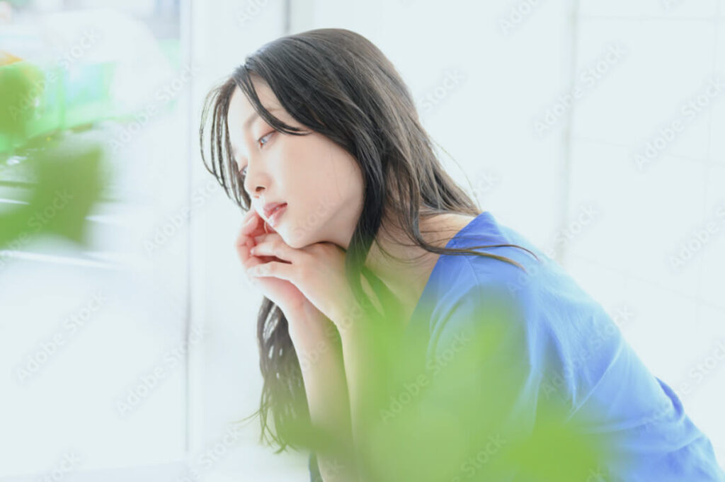 考え込んでいる女性
