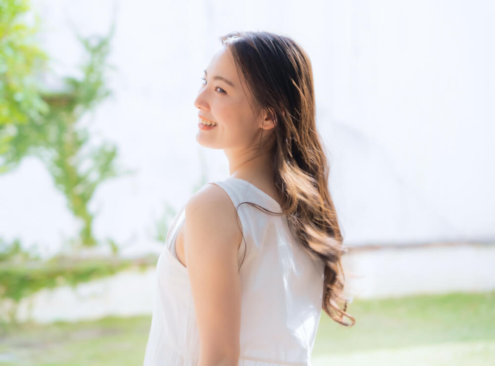 自然の中で笑顔の女性