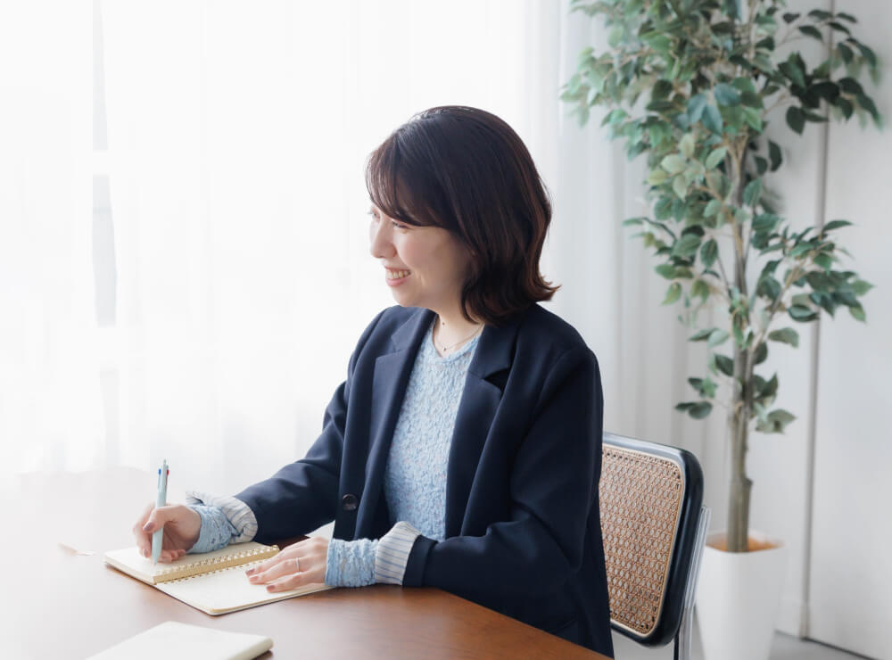 笑顔で話す代表の写真