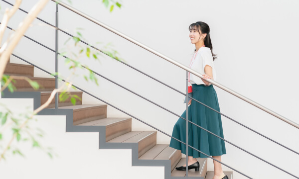 階段を上る女性