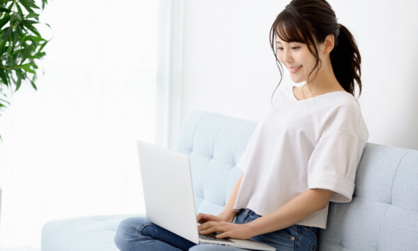 オンライン相談中の女性