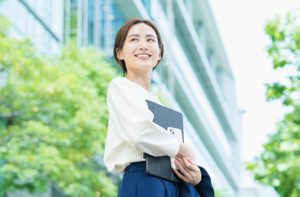 明るい日差しの中で笑顔の女性