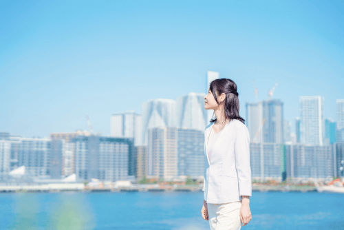 未来を見つめる女性